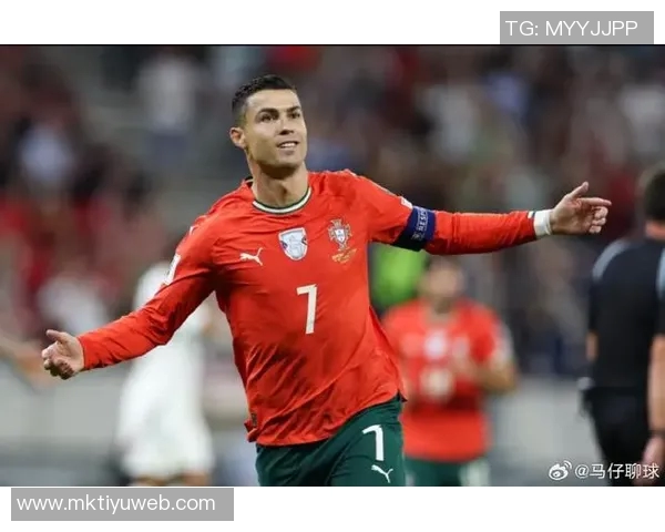 C罗庆祝球队亚冠小组赛五连胜成功晋级头名荣耀时刻